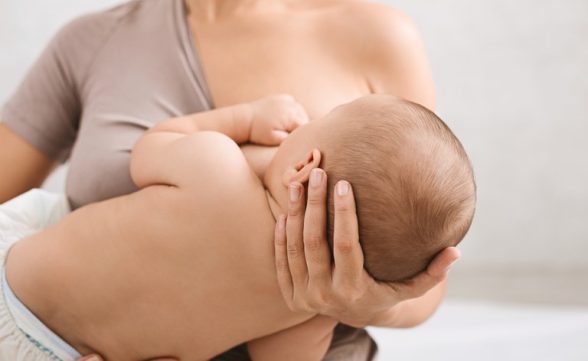 Mães vacinadas protegem bebês contra Covid-19 através da amamentação