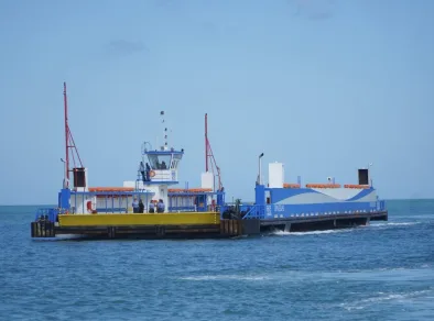 Travessia São Sebastião-Ilhabela recebe balsa FB-30 reformada