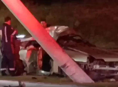 Casal morre após bater carro contra poste em São José
