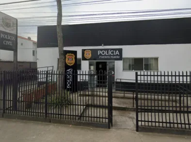 Crianças sobem no telhado de casa em Lorena para fugir de incêndio