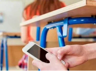 Após a proibição de celulares, governo lança guia para uso responsável de tecnologia nas escolas