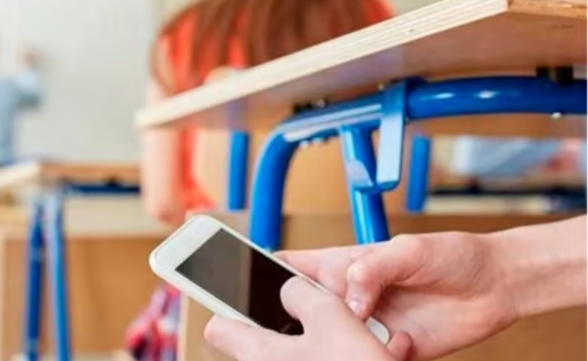 Após a proibição de celulares, governo lança guia para uso responsável de tecnologia nas escolas