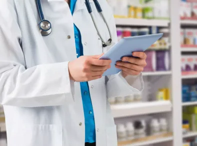 Farmacêuticos poderão examinar pacientes e prescrever medicamentos, de acordo com proposta do CFF