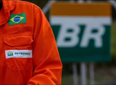 Trabalhadores da Petrobras fazem greve de 24 horas e debatem direitos em frente à refinaria em SJC