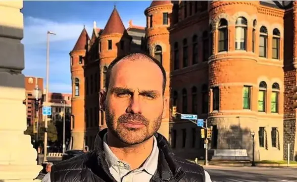Eduardo Bolsonaro abre mão do mandato de deputado federal e vai morar fora do país