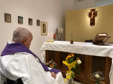 Vaticano divulga primeira imagem do Papa Francisco após internação