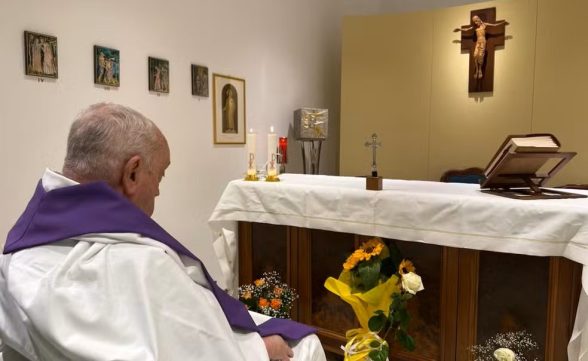 Vaticano divulga primeira imagem do Papa Francisco após internação