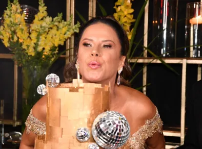 Cris Borges comemora idade nova rodeada de amigos