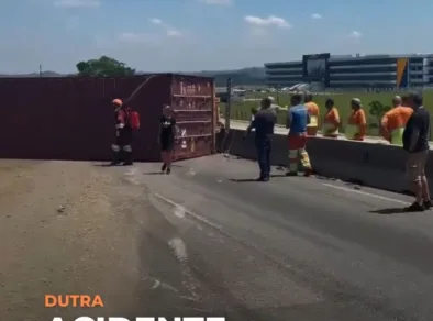 Acidente interdita Dutra em Jacareí