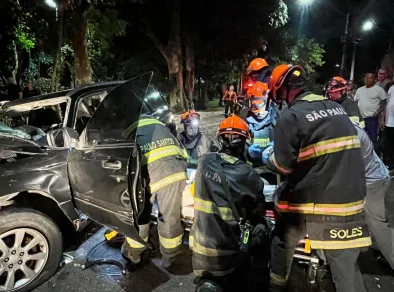 Idosa de 71 anos bate carro em árvore e fica presa nas ferragens em São José