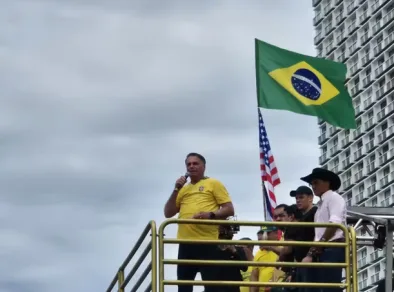 Ato por anistia reúne Jair Bolsonaro e apoiadores no Rio de Janeiro