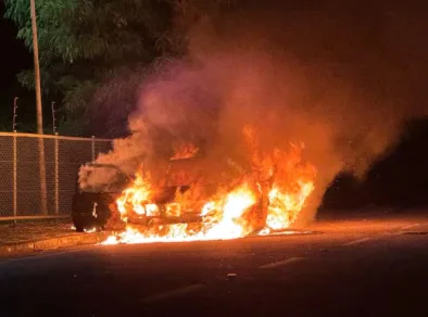 Carro pega fogo e deixa mulher ferida em Taubaté