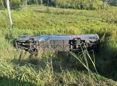 Ônibus cai em ribanceira na Dutra e deixa um morto e 25 feridos em Pindamonhangaba  
