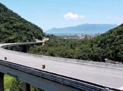 Pedestre morre após ser atropelado por carreta na Tamoios