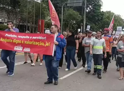 Servidores municipais de Jacareí protestam por reajuste salarial