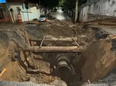 Cratera na Rui Barbosa complica trânsito na zona norte