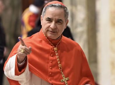Cardeal condenado por fraude desiste de participar do conclave