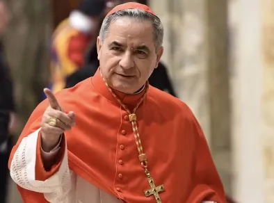 Cardeal condenado por fraude desiste de participar do conclave