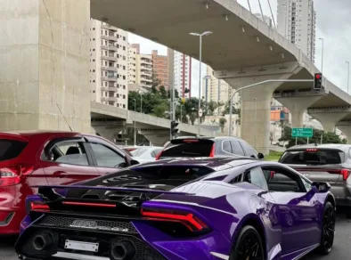 Quem é o dono da Lamborghini roxa que tem chamado a atenção nas ruas de SJCampos?