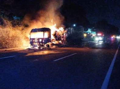 Carreta pega fogo na Dutra e causa 5 km de congestionamento em Aparecida