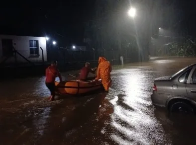Moradores de Ubatuba são resgatados de bote durante temporal