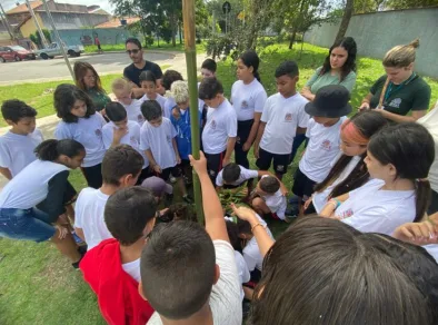 Projeto “PlantAção” leva educação ambiental com plantio de árvores para estudantes