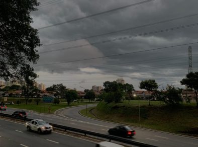 Alerta de chuvas intensas com ventos de até 100 km/h é emitido para o Vale do Paraíba