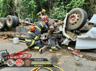 Dois homens morrem após caminhão capotar em rodovia de Areias