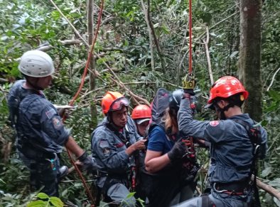 Mulher salta de parapente e fica presa em árvore a 20 metros de altura em Caraguatatuba  