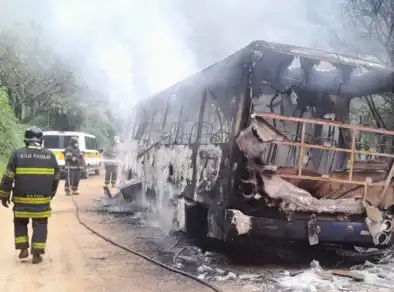 Ônibus do transporte público pega fogo em Guaratinguetá