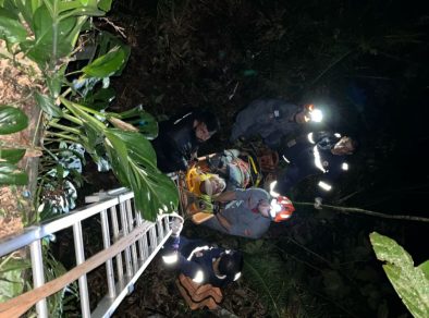 Motociclista é resgatado após sofrer queda de 10 metros em ribanceira em Ubatuba