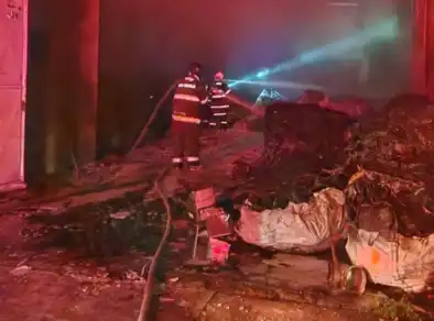 Incêndio em galpão mobiliza Corpo de Bombeiros e Defesa Civil em Caçapava