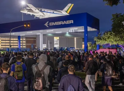 Trabalhadores repudiam PLR proposta pela Embraer e aprovam aviso de greve em São José