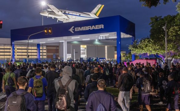 Trabalhadores repudiam PLR proposta pela Embraer e aprovam aviso de greve em São José
