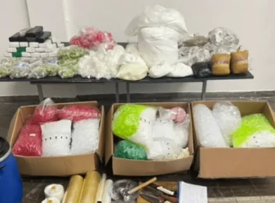 Dupla é presa em “casa bomba” com 79kg de drogas em São José 