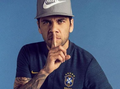 Daniel Alves recupera passaportes e pode voltar ao Brasil