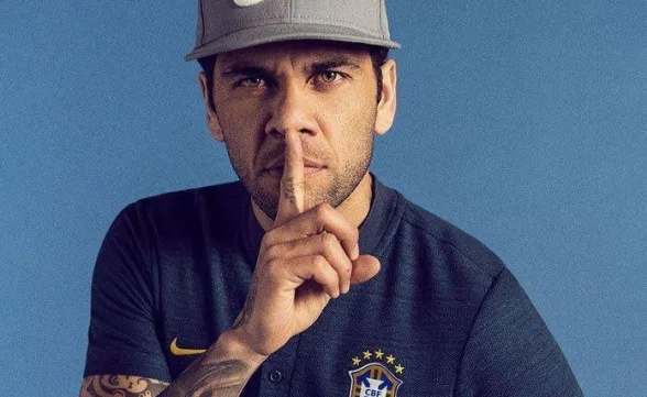 Daniel Alves recupera passaportes e pode voltar ao Brasil