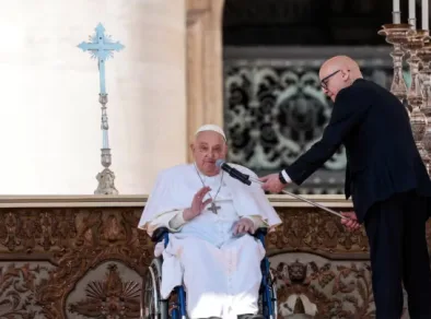 Papa faz primeira aparição neste domingo (06) após voltar ao Vaticano  