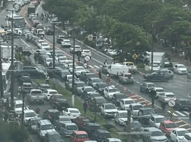 Turistas não conseguem deixar Ubatuba nesta segunda-feira (21)
