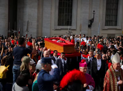 Multidão acompanha o velório do Papa Francisco nesta quarta (23)  
