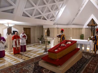 Vaticano divulga primeiras imagens do Papa Francisco no caixão