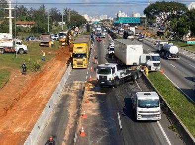 Acidente com carreta causou lentidão na via Dutra na manhã deste sábado (17)