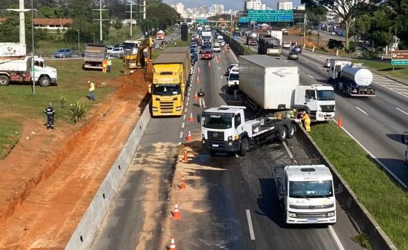 Acidente com carreta causou lentidão na via Dutra na manhã deste sábado (17)