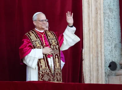 Papa Leão XIV cita o Papa Francisco em seu primeiro discurso