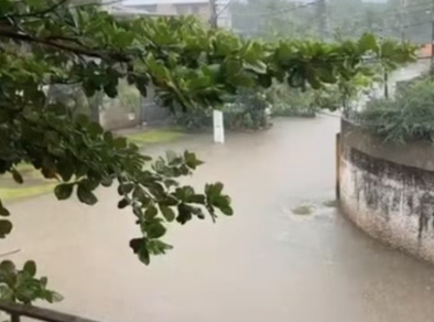 Chuva provoca deslizamentos de terra e alagamentos em Ubatuba