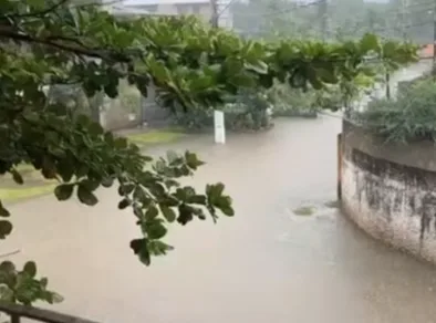 Chuva provoca deslizamentos de terra e alagamentos em Ubatuba