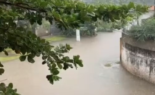 Chuva provoca deslizamentos de terra e alagamentos em Ubatuba