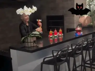 Xuxa alimenta morcegos e levanta debate na web