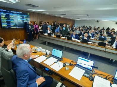 Senado aprova PEC que acaba com reeleição e unifica eleições a partir de 2030