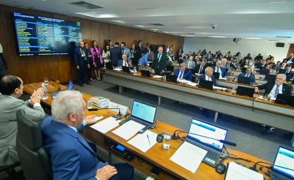 Senado aprova PEC que acaba com reeleição e unifica eleições a partir de 2030